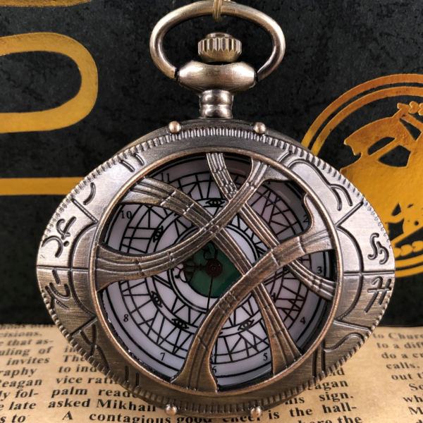 Bronze Retro Hollow Eye of Agamotto Quartz Pocket Watch Collection Antique Souvenir Pocket Clock Sweater Chain Pendant Gift