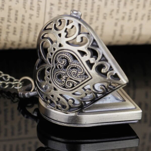 Classic Retro Heart Shaped Hollow Embossed Quartz Pocket Watch Necklace Chain Cute Girl Women's Watch Girl Birthday Gift Cf1065