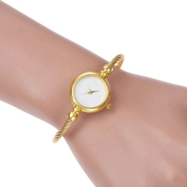 Ladies Fashion Casual All-match round Pointer Quartz Watch